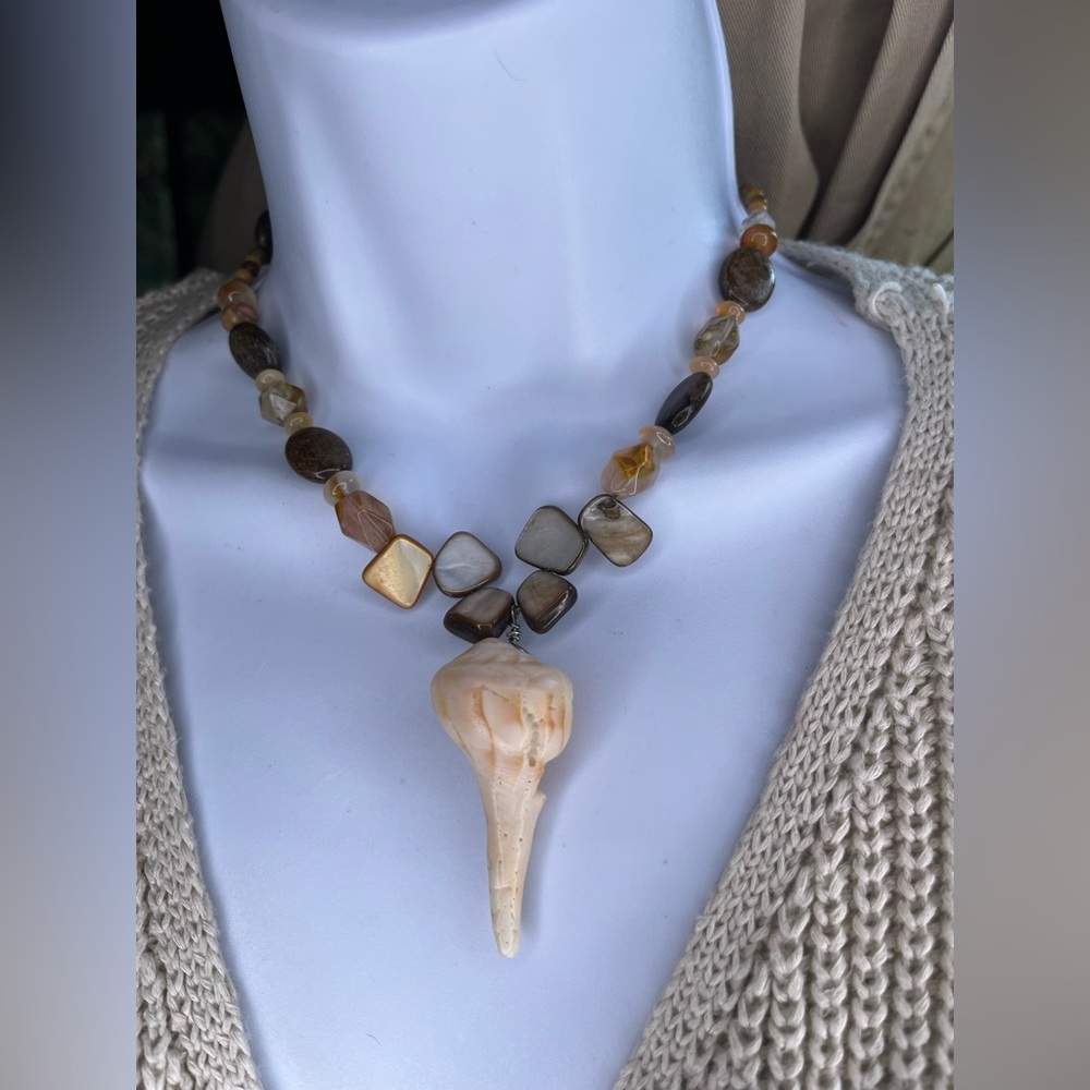 Natural Shell Pendant Necklace with Earthy Tones - Picture 3 of 5